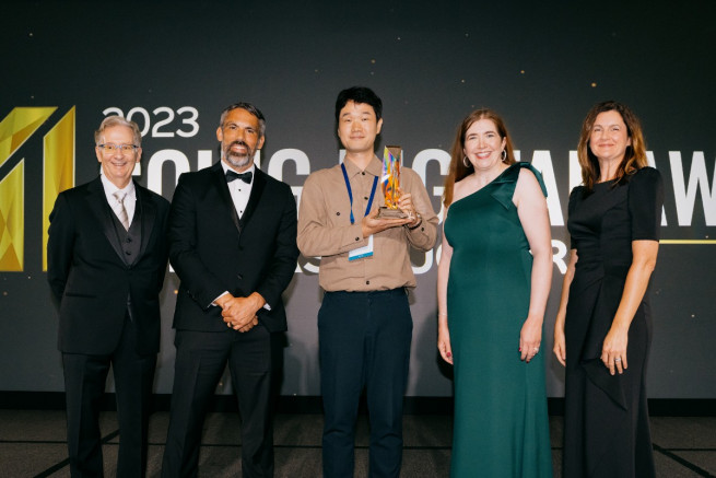 ▲GDAI 구조공학 부문 우승을 차지한 현대엔지니어링 관계자(가운데)가 우승 트로피를 들고 벤틀리시스템즈 관계자들과 기념 촬영을 하고 있다. (사진제공=현대엔지니어링)