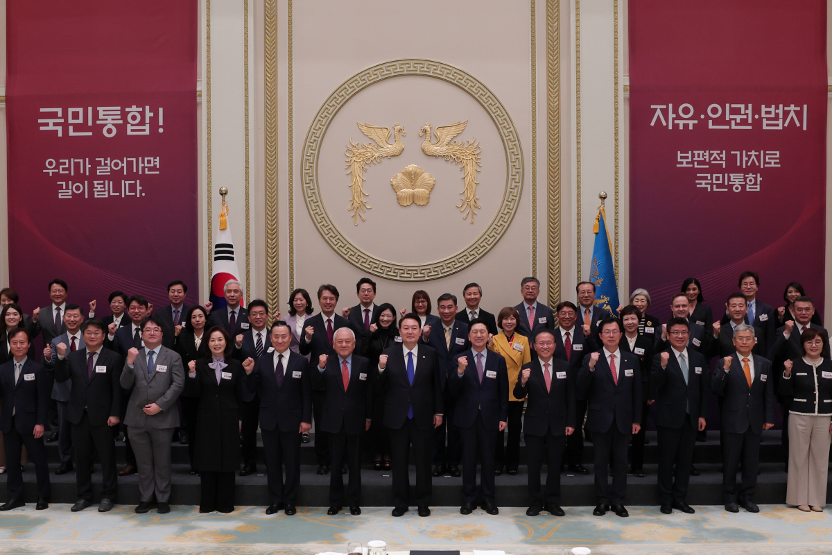 ▲윤석열 대통령이 17일 오후 청와대 영빈관에서 열린 국민통합위원회 만찬에서 김한길 국민통합위원장, 국민의힘 김기현 대표 등 참석자들과 기념촬영을 하고 있다. (대통령실 )