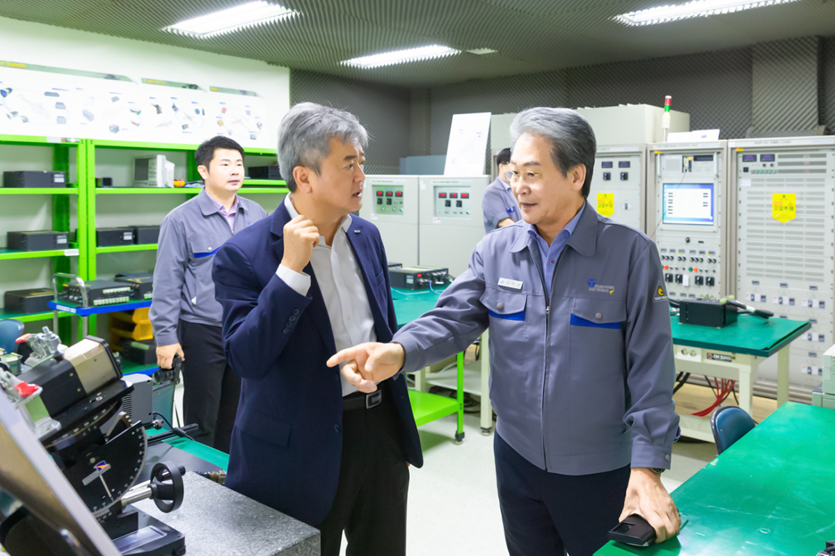 ▲이인호 한국무역보험공사 사장(왼쪽)이 지난달 19일 경남 창원에 있는 영풍전자를 찾아 경영 애로사항을 듣고 수출 지원방안에 대해 의견을 나누고 있다. (사진제공=한국무역보험공사)