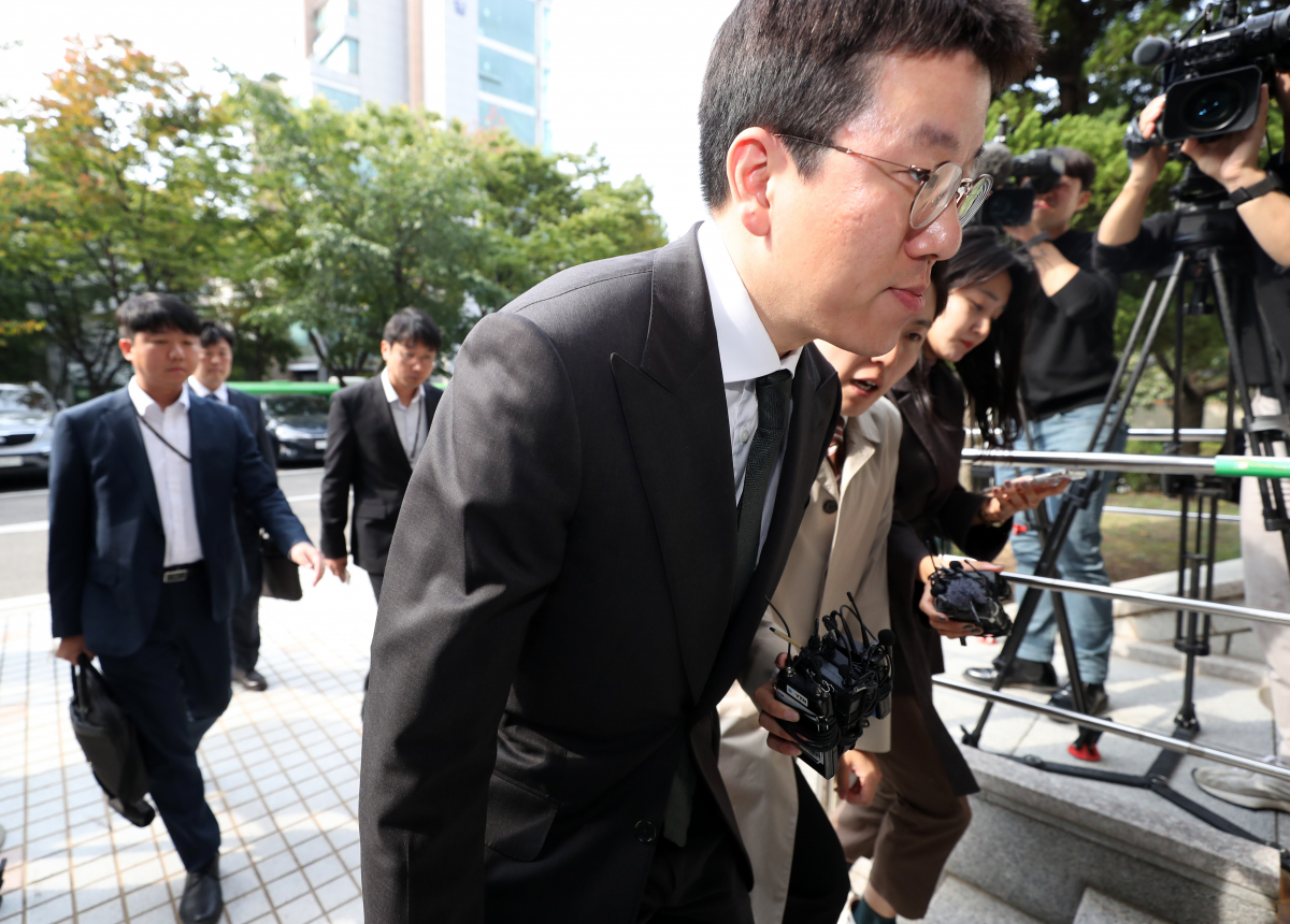 ▲SM엔터테인먼트에 대한 카카오와 하이브의 인수전 당시 자본시장법 위반 혐의를 받는 배재현 카카오 투자총괄대표가 18일 오후 서울 양천구 서울남부지방법원에서 열린 구속 전 피의자 심문(영장실질심사)에 출석하고 있다. (뉴시스)