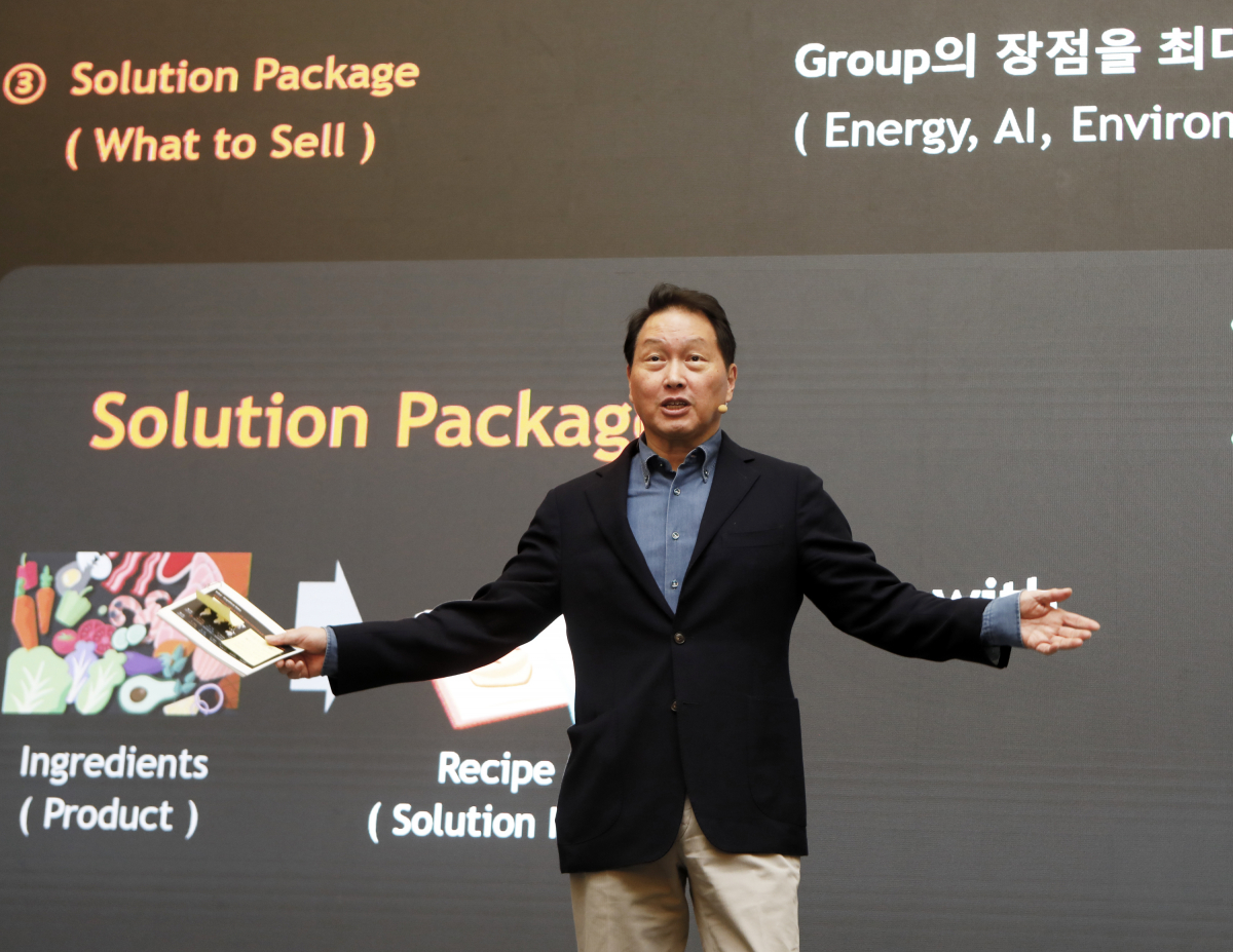 ▲ 최태원 SK그룹 회장이 10월 18일 프랑스 파리의 한 호텔에서 열린 '2023 CEO세미나'에서 폐막 연설을 하고 있다.(사진=SK 제공)