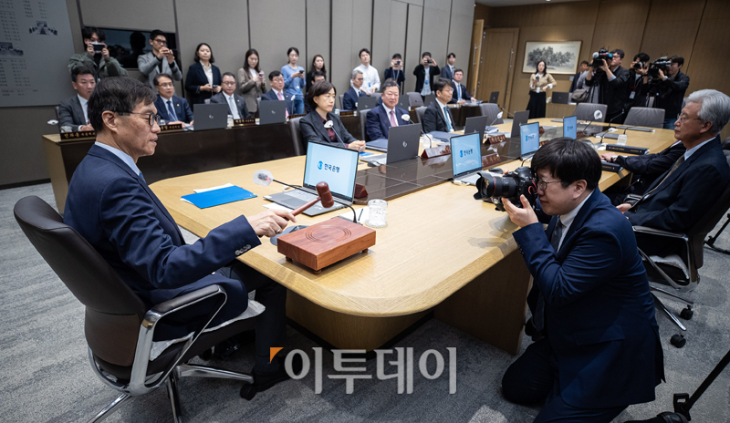 ▲이창용 한국은행 총재가 19일 서울 중구 한국은행에서 열린 금융통화위원회에서 의사봉을 두드리고 있다. 사진공동취재단