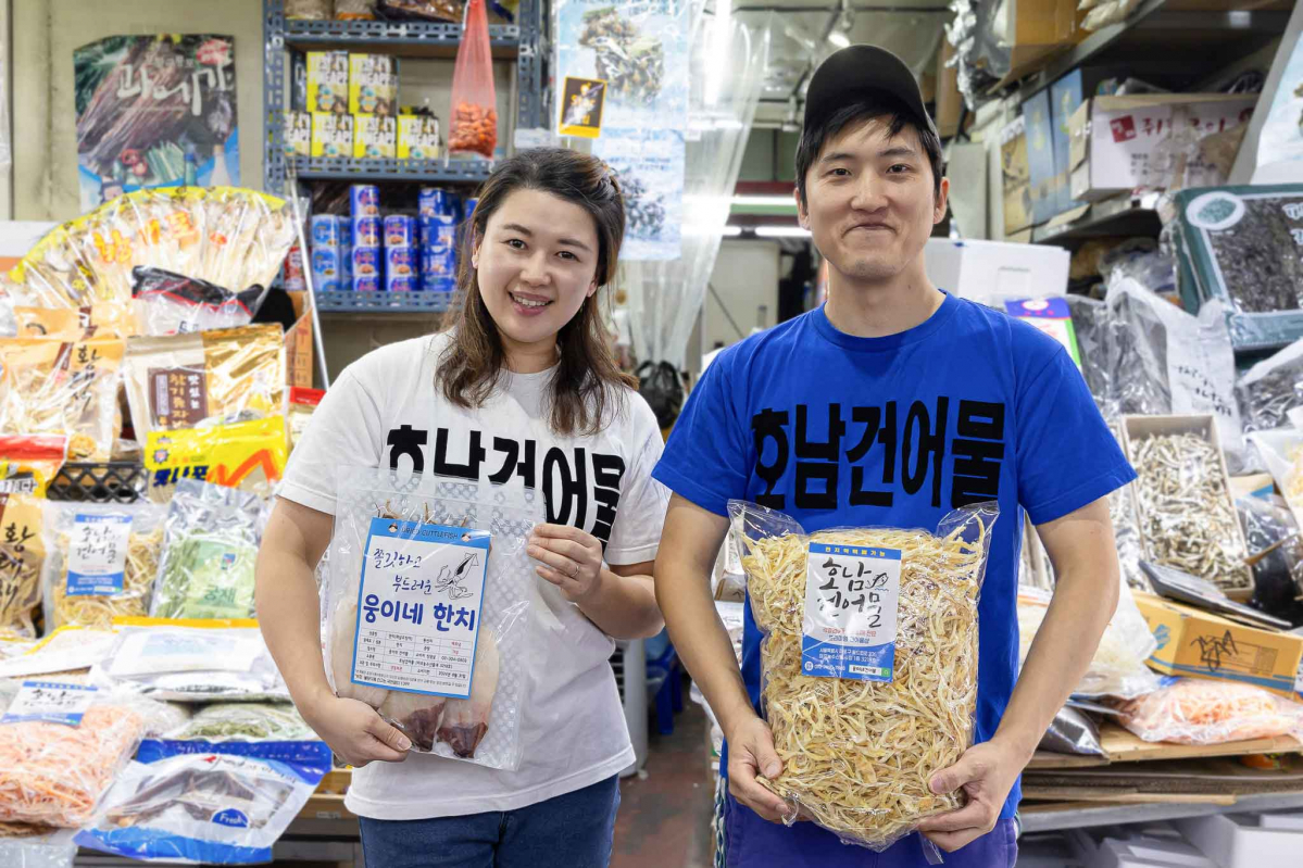 ▲쿠팡에 입점해 일 평균 200만 원 이상의 매출을 올리고 있는 (왼쪽부터)이문영, 신용한 호남건어물 대표. (사진제공=쿠팡)