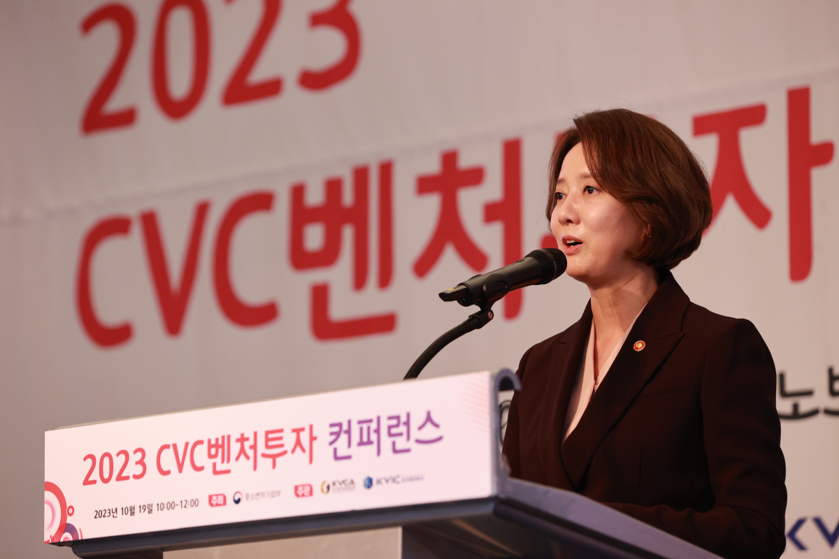 ▲이영 중소벤처기업부 장관이 19일 노보텔 앰배서더 강남에서 개최된 '2023 CVC 벤처투자 컨퍼런스’에서 인사말을 하고 있다.  (사진제공=중소벤처기업부)