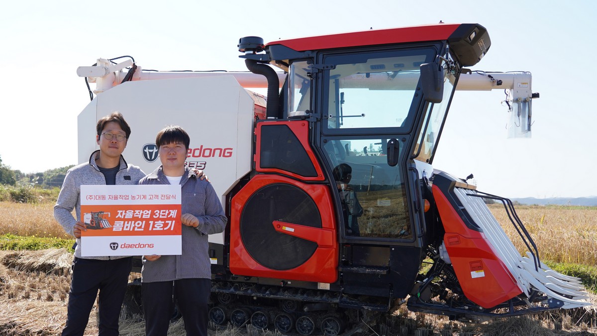 ▲대동은 업계 최초로 자율작업과 수확량 모니터링 기능을 탑재한 하이테크(Hi-Tech) 6조 콤바인 DH6135-A를 출시한다고 19일 밝혔다. 17일 해나루방제단 김종만 씨(왼쪽)와 박상욱(오른쪽) 씨가 대동의 자율작업 콤바인 DH6135-A 양산 1호기를 전달받고 기념사진을 촬영하고 있다. (사진제공=대동)