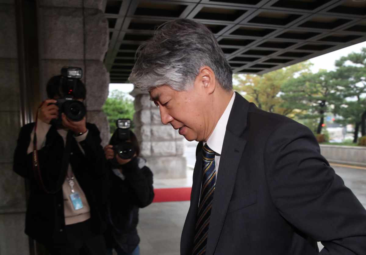 ▲[서울=뉴시스] 고승민 기자 = 이종석 헌법재판소장 후보자가 19일 서울 헌법재판소로 출근하고 있다. 2023.10.19. kkssmm99@newsis.com