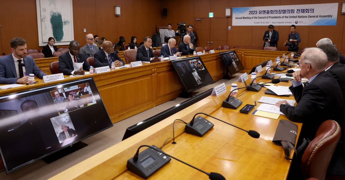 ▲한승수 유엔총회의장협의회(UNCPGA) 의장(전 국무총리)이 19일 서울 종로구 외교부 청사에서 열린 유엔총회의장협의회 전체회의에서 환영사를 하고 있다. 신태현 기자 holjjak@