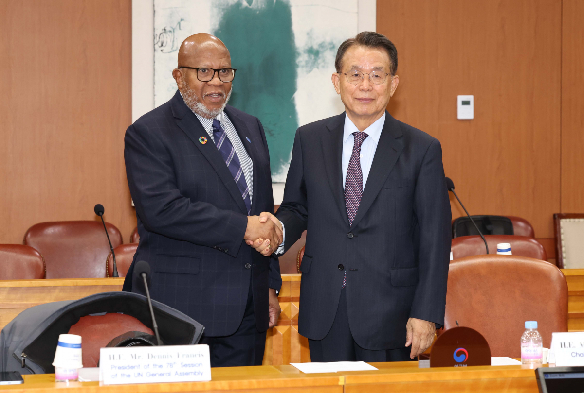 ▲한승수 유엔총회의장협의회(UNCPGA) 의장(전 국무총리)과 데니스 프란시스 제78차 유엔총회 의장이 19일 서울 종로구 외교부 청사에서 열린 유엔총회의장협의회 전체회의에서 인사하고 있다. 신태현 기자 holjjak@