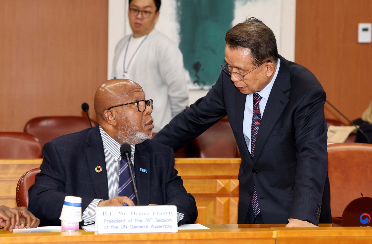 ▲한승수 유엔총회의장협의회(UNCPGA) 의장(전 국무총리)과 데니스 프란시스 제78차 유엔총회 의장이 19일 서울 종로구 외교부 청사에서 열린 유엔총회의장협의회 전체회의에 앞서 대화하고 있다. 신태현 기자 holjjak@