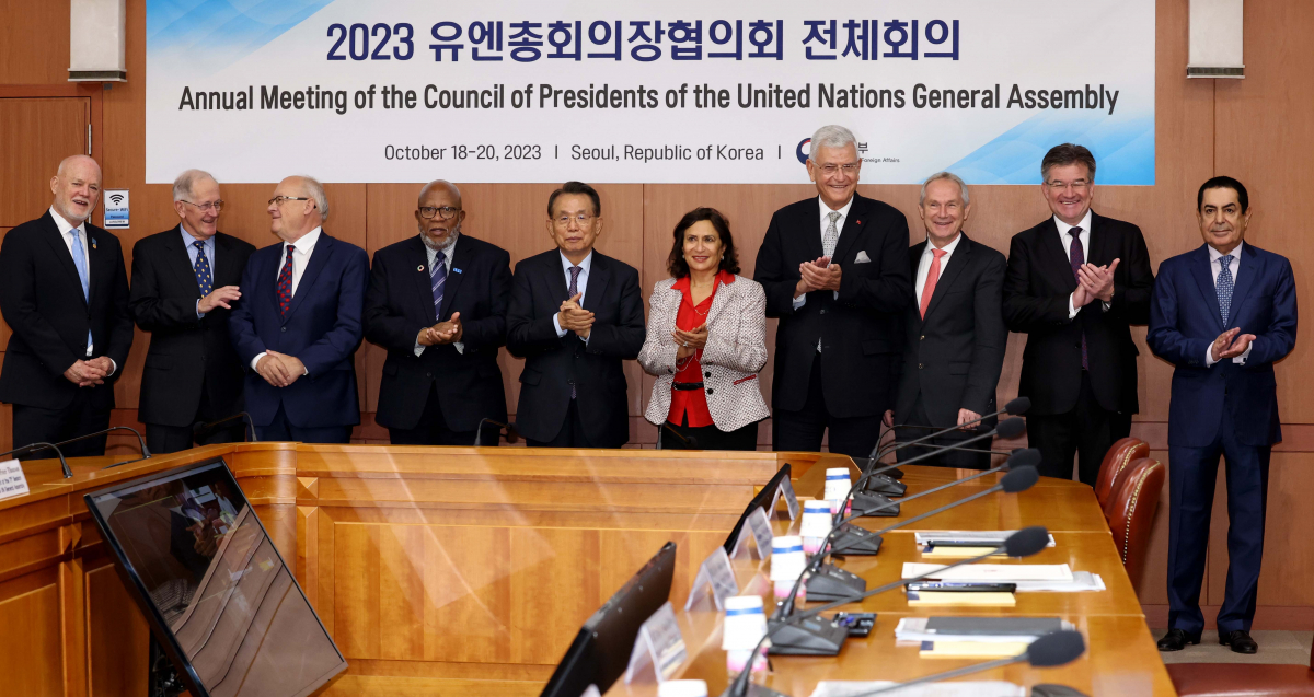 ▲한승수 유엔총회의장협의회(UNCPGA) 의장(전 국무총리)과 데니스 프란시스 제78차 유엔총회 의장 등이 19일 서울 종로구 외교부 청사에서 열린 유엔총회의장협의회 전체회의에서 기념촬영을 하고 있다. 신태현 기자 holjjak@