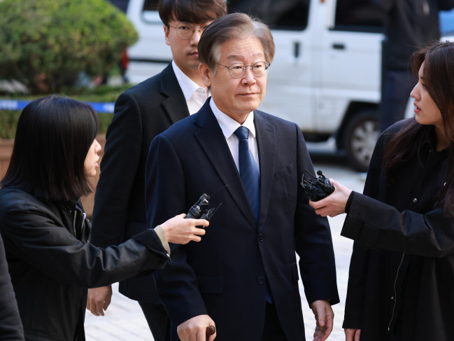 ▲더불어민주당 이재명 대표가 17일 서초구 서울중앙지방법원에서 열린 '대장동 배임·성남FC 뇌물' 관련 1심 2회 공판에 출석하고 있다.  (연합뉴스)