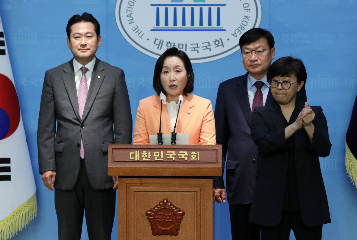 ▲전주혜 국민의힘 법제사법위원회 위원 등이 19일 오전 서울 여의도 국회 소통관에서 이재명 더불어민주당 대표 위증교사 혐의 관련 성명 발표 기자회견을 하고 있다. (뉴시스)