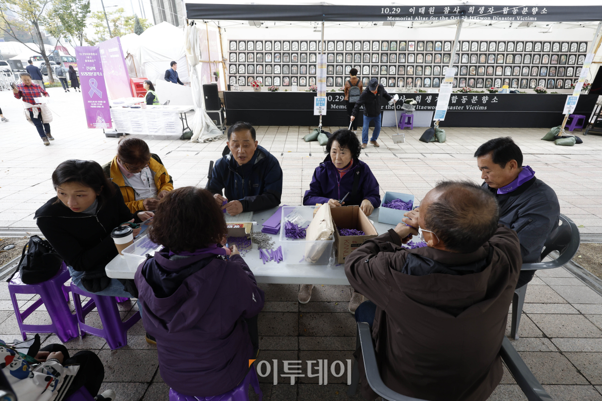 ▲이태원 참사 1주기를 열흘 앞둔 19일 10.29 이태원 참사 서울광장 분향소에서 열린 '진실의 보라리본공작소'에서 유가족과 시민들이 보라리본을 만들고 있다. 유가족들은 이태원 참사 1주기를 앞두고 서울광장 분향소를 찾는 시민들과 함께 희생자들을 기억하고 유가족을 위로하는 마음이 담긴 보라리본을 제작한다. 조현호 기자 hyunho@