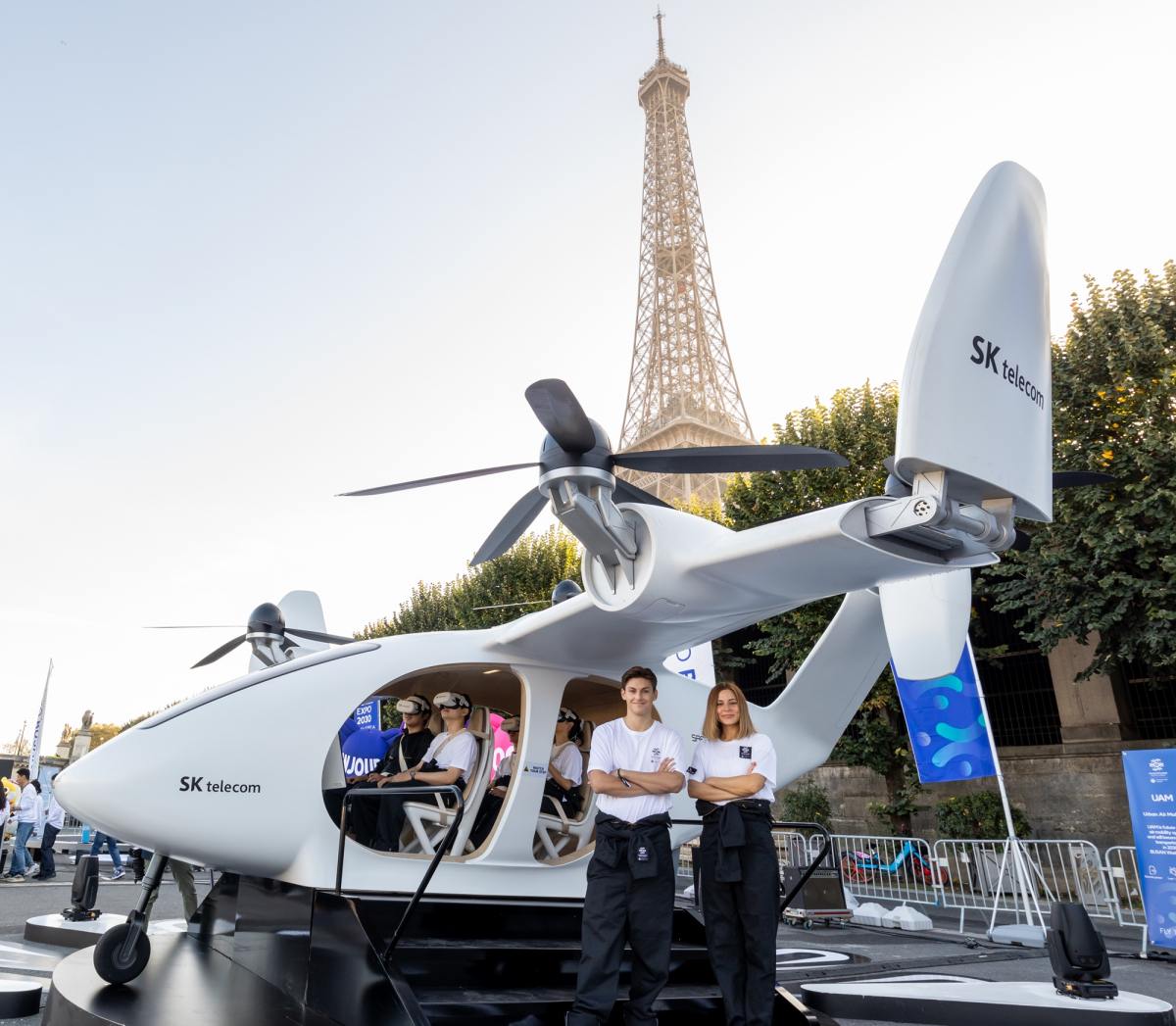▲SK텔레콤은 9일(현지시간) 파리 에펠탑 앞 파리 에펠탑 인근 센강 선착장과 선상에서 열린 2030부산세계박람회 공식 유치 지원 행사 ‘플라이 투 부산(Fly to Busan)’에서 도심항공교통(UAM) 체험 공간을 운영했다. (사진제공=SKT)