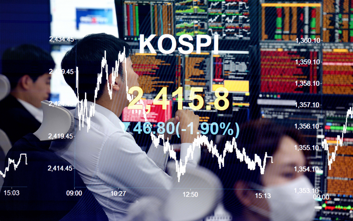 ▲코스피가 중동발 위기 고조와 미국의 국채금리 상승 여파에 1% 넘게 하락 마감했다. 19일 코스피지수는 전 거래일 대비 46.8포인트(1.9%) 하락한 2415.8에 거래를 마쳤다. 코스닥은 7거래일만에 800선이 무너지며 전장보다 24.85포인트(3.07%) 내린 784.04로 마감했다. 이날 서울 여의도 KB국민은행 딜링룸에서 관계자가 업무를 보고 있다. 신태현 기자 holjjak@