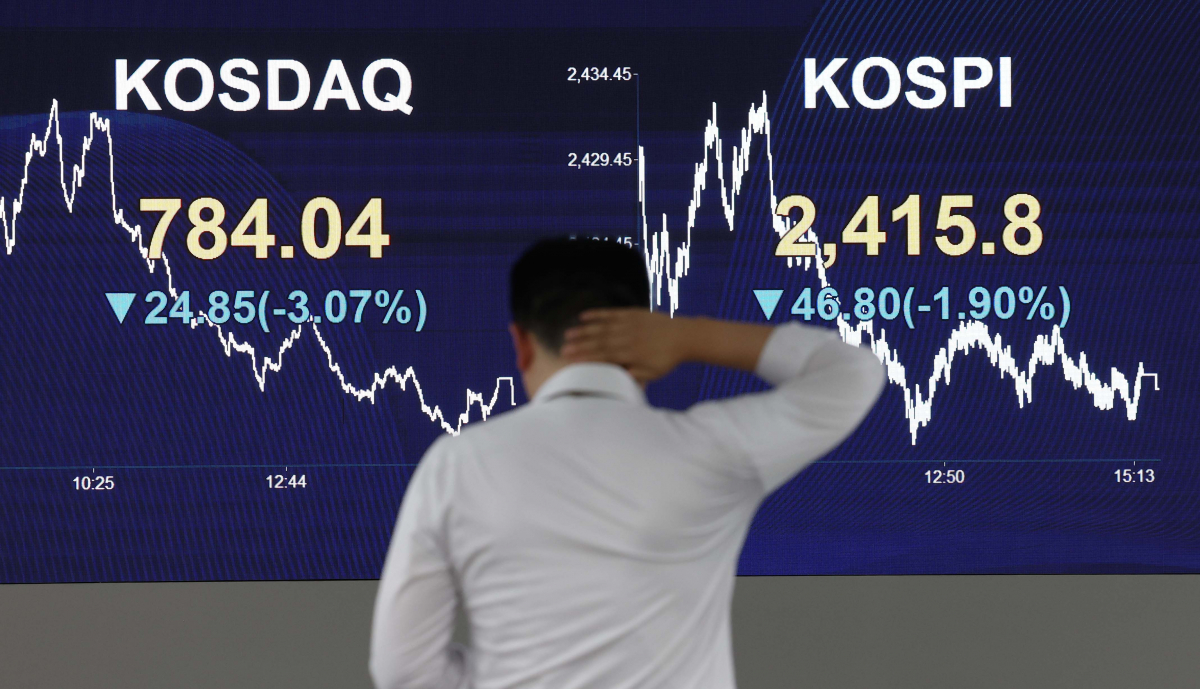▲코스피가 중동발 위기 고조와 미국의 국채금리 상승 여파에 1% 넘게 하락 마감했다. 19일 코스피지수는 전 거래일 대비 46.8포인트(1.9%) 하락한 2415.8에 거래를 마쳤다. 코스닥은 7거래일만에 800선이 무너지며 전장보다 24.85포인트(3.07%) 내린 784.04로 마감했다. 이날 서울 여의도 KB국민은행 딜링룸에서 관계자가 업무를 보고 있다. 신태현 기자 holjjak@