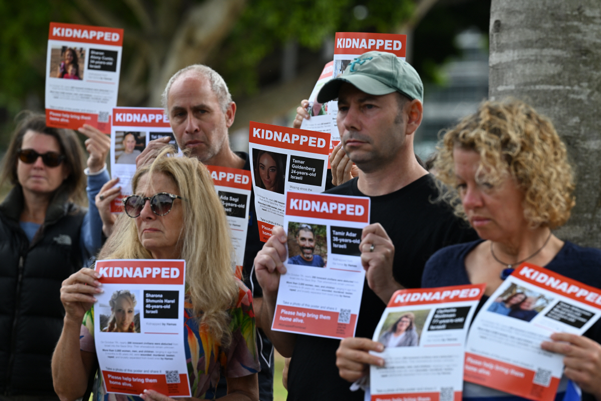 ▲호주 시드니에서 19일 시민들이 억류된 이스라엘 국민을 석방하라는 시위를 벌이고 있다. 시드니(호주)/EPA연합뉴스
