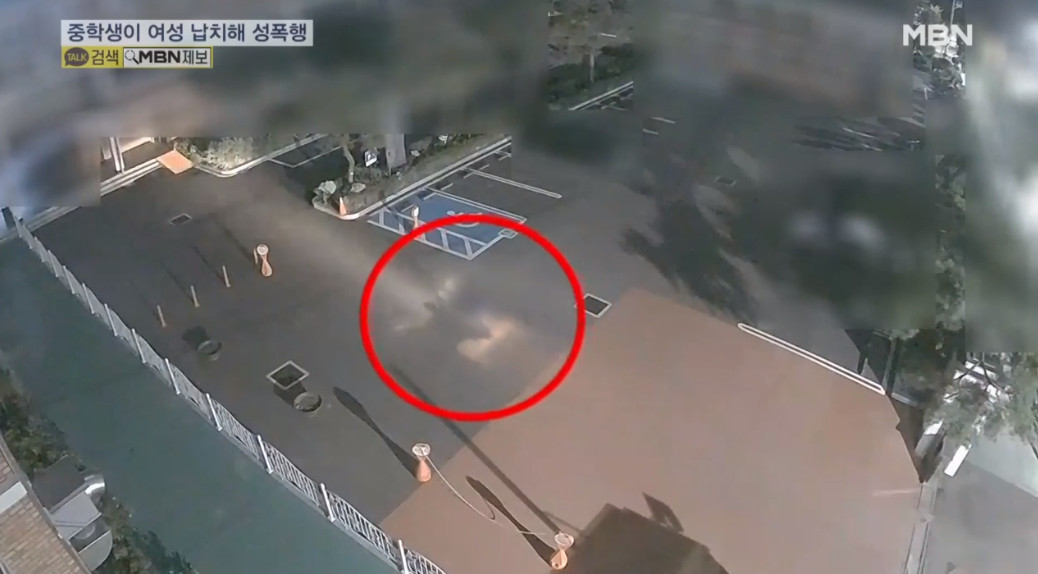 ▲ A군이 오토바이에 B씨를 태운 채 초등학교로 들어가는 모습. (출처=MBN 뉴스 화면)