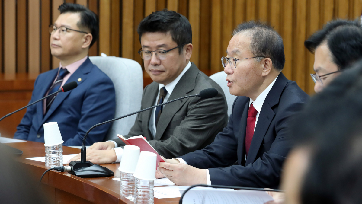 ▲[서울=뉴시스] 이영환 기자 = 윤재옥 국민의힘 원내대표가 20일 오전 서울 여의도 국회에서 열린 국정감사 대책회의에서 발언을 하고 있다. 2023.10.20. 20hwan@newsis.com