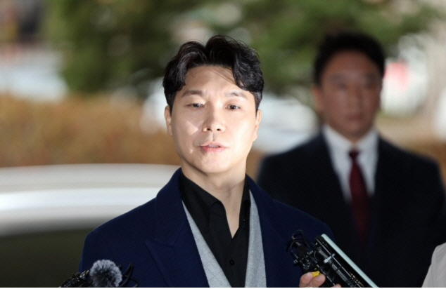 ▲방송인 박수홍이 3월 15일 오후 서울서부지방법원에서 횡령 혐의로 구속기소 된 친형의 속행공판에 증인으로 출석하며 입장을 발표하고 있다. 출처=연합뉴스