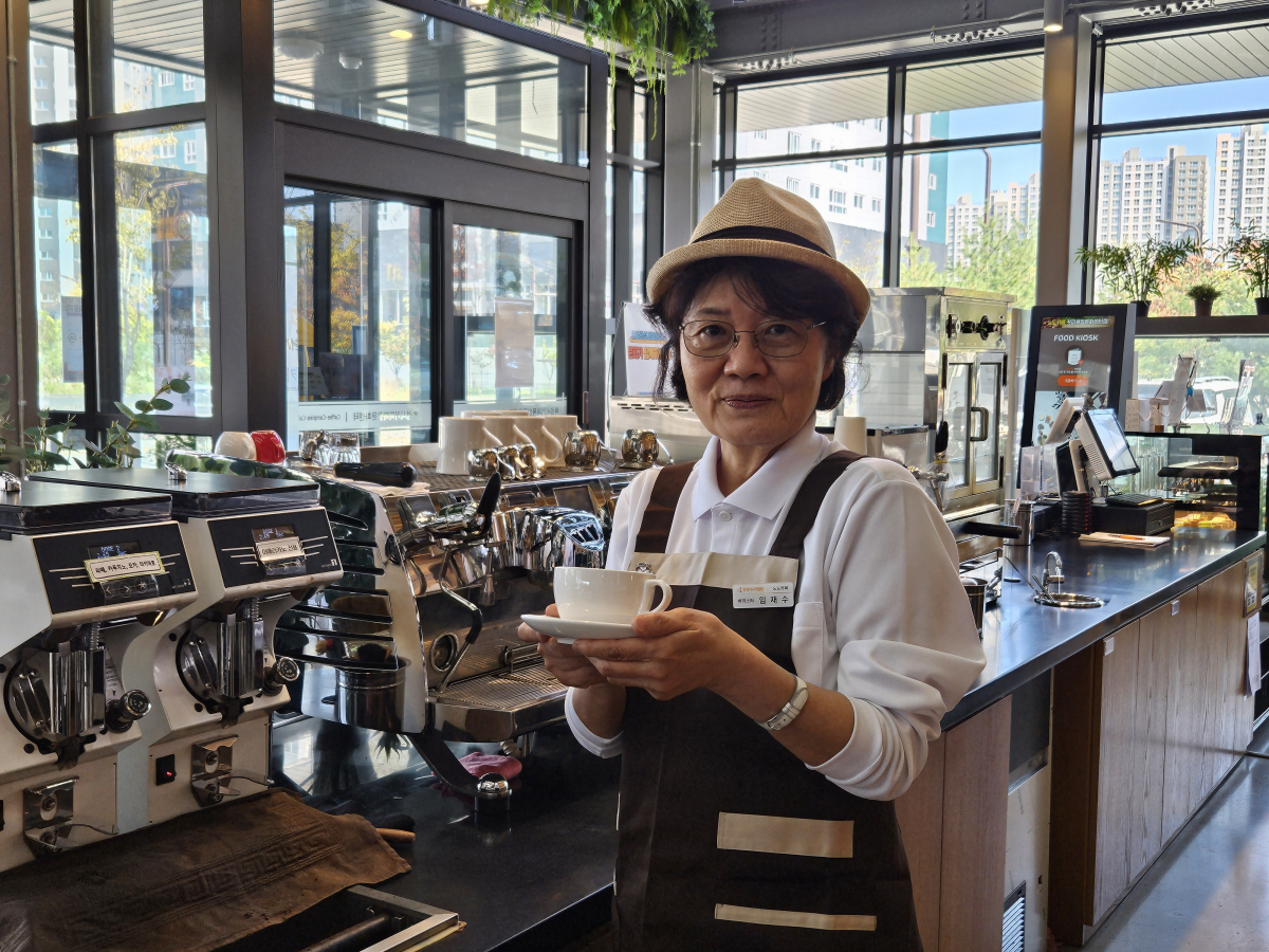 ▲20일 경기 화성시 화성시니어클럽 노노카페에서 만난 임재수 바리스타. (문현호 기자 m2h@)