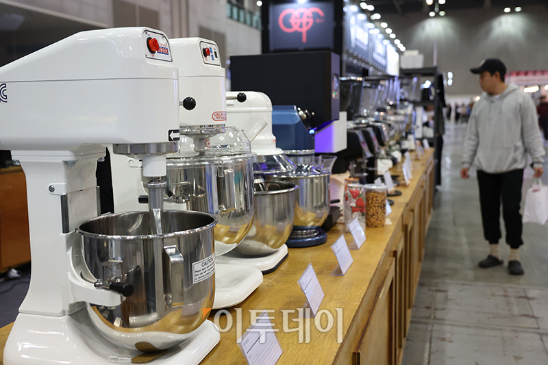 ▲20일 경기도 일산 킨텍스 제2전시장에서 열린 2023 카페&베이커리페어에서 관람객들이 부스를 둘러보고 있다. 22일까지 열리는 이번 행사에서는 커피, 디저트, 베이커리 카페 창업·운영 등과 관련해 정보를 얻을 수 있다. 고이란 기자 photoeran@