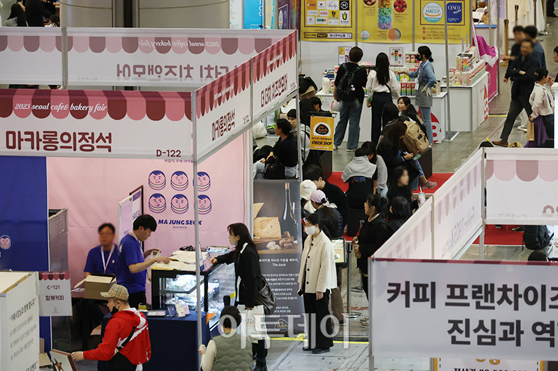 ▲20일 경기도 일산 킨텍스 제2전시장에서 열린 2023 카페&베이커리페어에서 관람객들이 부스를 둘러보고 있다. 22일까지 열리는 이번 행사에서는 커피, 디저트, 베이커리 카페 창업·운영 등과 관련해 정보를 얻을 수 있다. 고이란 기자 photoeran@