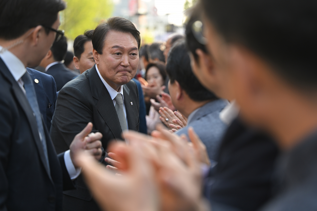 ▲[대구=뉴시스] 윤석열 대통령이 1일 대구 서문시장에서 열린 '서문시장 100주년 기념식'에 참석하며 시민들과 인사하고 있다. (사진=대통령실 제공) 2023.04.01. photo@newsis.com *재판매 및 DB 금지