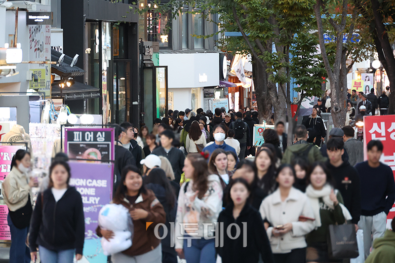 ▲20일 서울 마포구 홍대 거리가 사람들로 북적이고 있다. 정부는 이태원 참사 1주기를 앞두고 핼러윈 기간 많은 인파가 몰릴 것으로 예상되는 27일부터 내달 1일까지 인파 밀집 위험도가 높은 이태원과 홍대, 명동 거리에 대한 합동 상황관리를 실시할 예정이다. 고이란 기자 photoeran@