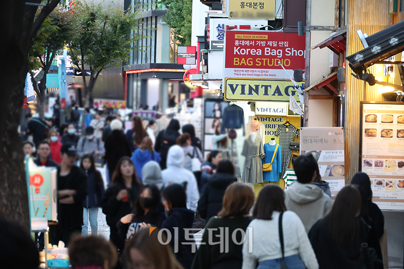 ▲20일 서울 마포구 홍대 거리가 사람들로 북적이고 있다. 정부는 이태원 참사 1주기를 앞두고 핼러윈 기간 많은 인파가 몰릴 것으로 예상되는 27일부터 내달 1일까지 인파 밀집 위험도가 높은 이태원과 홍대, 명동 거리에 대한 합동 상황관리를 실시할 예정이다. 고이란 기자 photoeran@