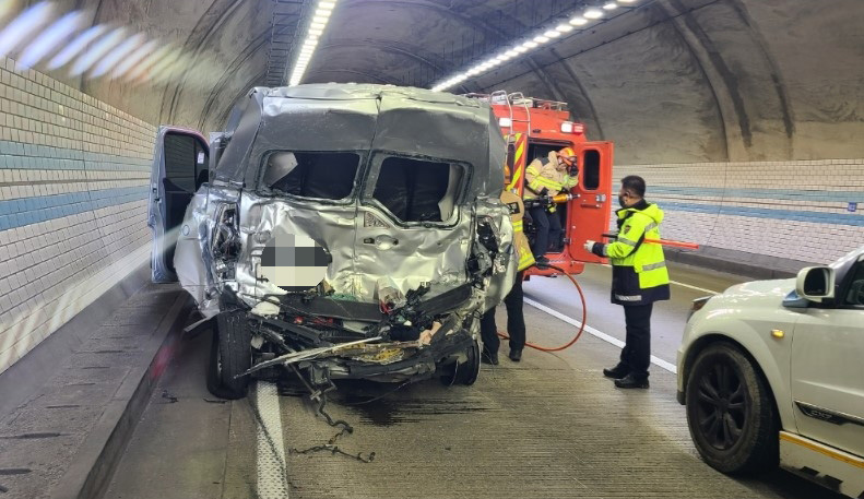 ▲21일 오전 8시 55분께 충북 보은군 수한면 당진영덕고속도로 상행선 수리티 터널 안을 달리던 고속버스가 앞서가던 15인승 승합차를 들이받았다. 이 사고로 승합차에 타고 있던 11명의 승객 중 2명이 사망했고 1명이 심정지 상태로 병원으로 이송됐다. 3명은 크게 다쳤으며 5명은 경상을 입은 것으로 전해졌다. 26명의 승객이 타고 있던 버스에선 1명의 중상자와 1명의 경상자가 발생했다. (사진제공=충북소방본부)