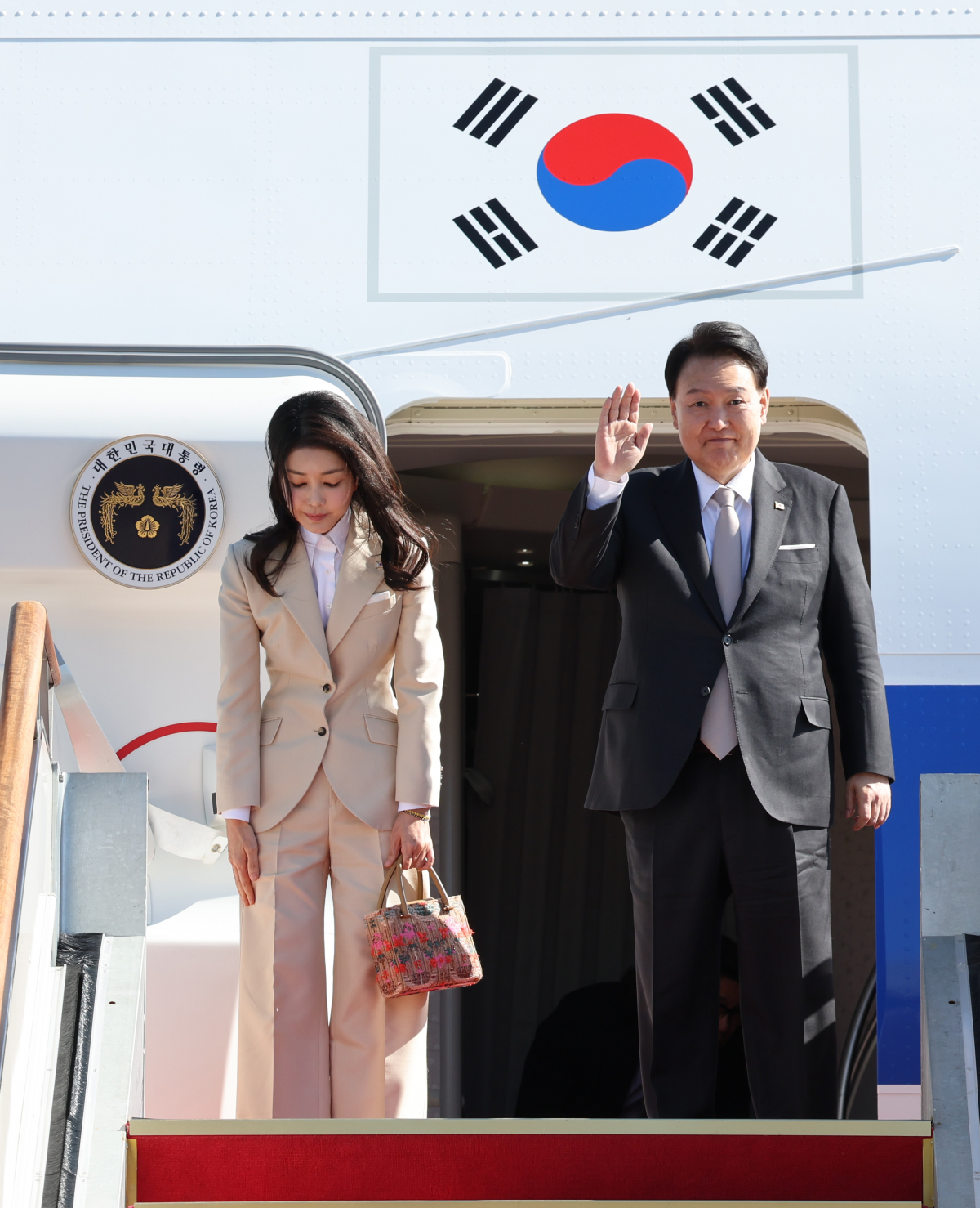 ▲사우디·카타르 국빈 방문 출국하는 윤석열 대통령 내외    (연합뉴스 )