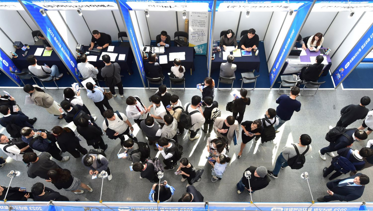 ▲18일 대구 수성구 SW 융합테크비즈센터(DNEX)에서 열린 ‘2023 청년굿잡 일자리 박람회’를 찾은 취업 준비생들이 현장 면접을 보고 있다. (뉴시스)