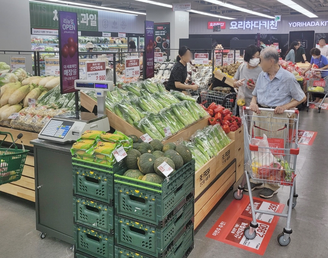 ▲롯데슈퍼 삼성점에서 쇼핑하고 있는 고객들의 모습. (사진제공=롯데슈퍼)