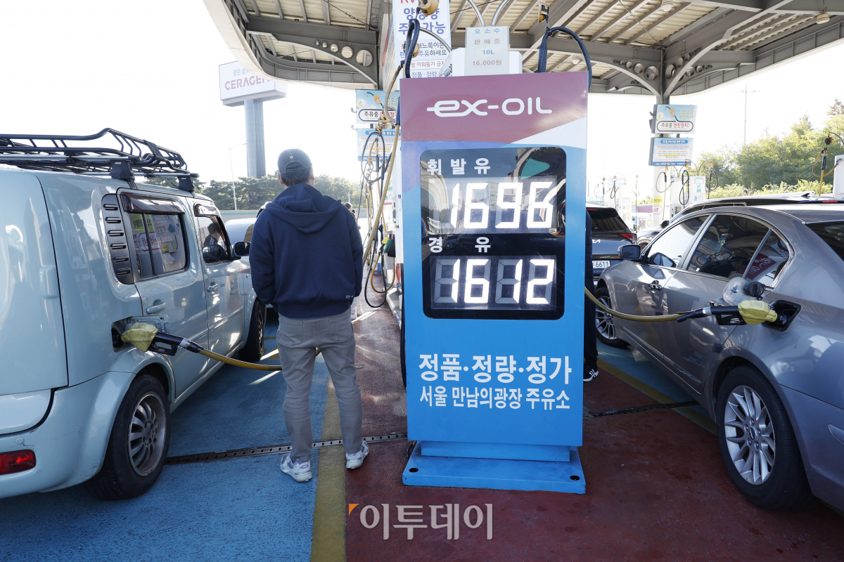 ▲국내 주유소 휘발유·경유 판매 가격이 2주 연속 하락했다. 한국석유공사 유가정보서비스 오피넷에 따르면 10월 셋째 주 전국 주유소의 휘발유 평균 판매 가격은 전주보다 ℓ당 13.3원 내린 1775원, 경유 가격은 7.0원 내린 1689.3원을 나타냈다. 다만 국내 기름값 하락세는 오래 가지 않을 전망이다. 국제 유가는 통상 2주 가량 지나 국내 주유소에 가격이 반영되는데 최근 이스라엘에 대한 이란의 석유 공급 중단 요구와 중동 긴장 고조 등의 영향으로 상승했다. 수입 원유가격의 기준인 두바이유 평균 가격은 전주보다 3.4달러 오른 배럴당 91.4달러를 나타냈다. 22일 서울 만남의광장 주유소에 유가정보가 게시돼 있다. 조현호 기자 hyunho@