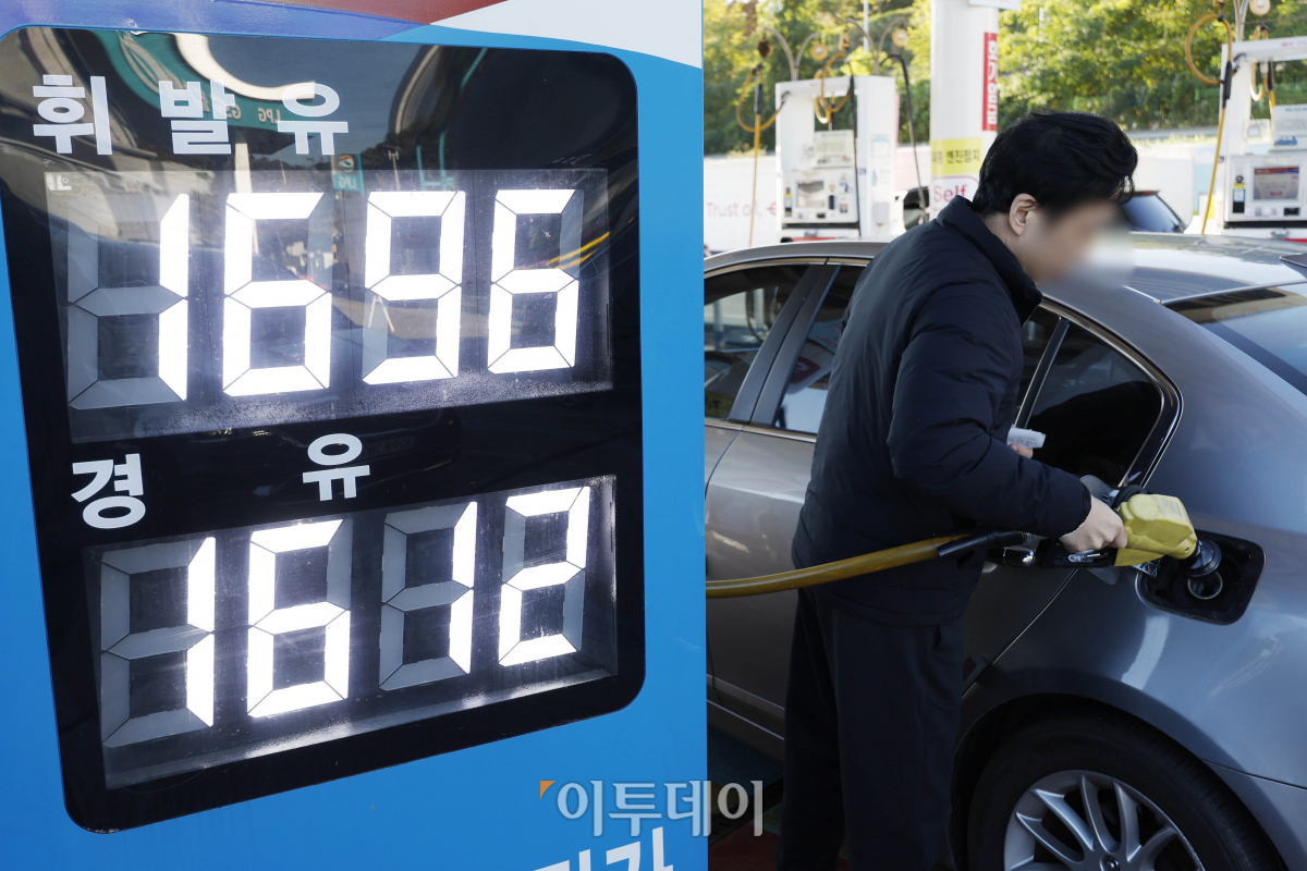 ▲국내 주유소 휘발유·경유 판매 가격이 2주 연속 하락했다. 한국석유공사 유가정보서비스 오피넷에 따르면 10월 셋째 주 전국 주유소의 휘발유 평균 판매 가격은 전주보다 ℓ당 13.3원 내린 1775원, 경유 가격은 7.0원 내린 1689.3원을 나타냈다. 다만 국내 기름값 하락세는 오래 가지 않을 전망이다. 국제 유가는 통상 2주 가량 지나 국내 주유소에 가격이 반영되는데 최근 이스라엘에 대한 이란의 석유 공급 중단 요구와 중동 긴장 고조 등의 영향으로 상승했다. 수입 원유가격의 기준인 두바이유 평균 가격은 전주보다 3.4달러 오른 배럴당 91.4달러를 나타냈다. 22일 서울 만남의광장 주유소에 유가정보가 게시돼 있다. 조현호 기자 hyunho@