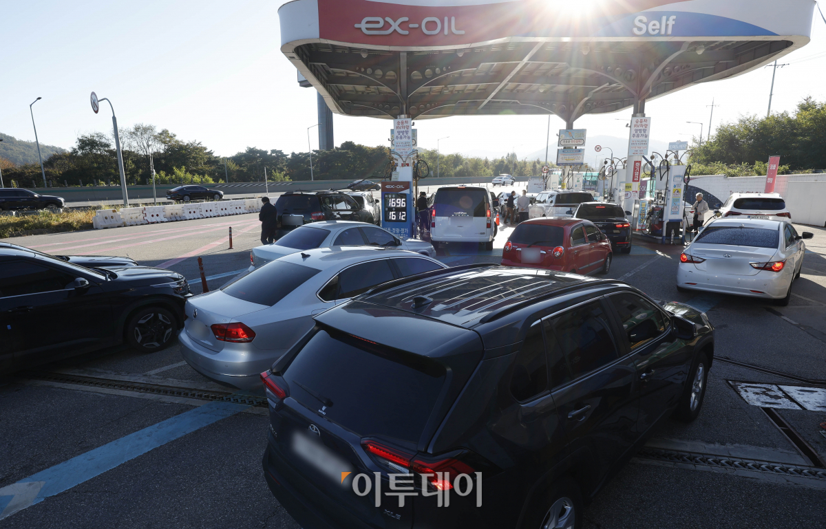 ▲국내 주유소 휘발유·경유 판매 가격이 2주 연속 하락했다. 한국석유공사 유가정보서비스 오피넷에 따르면 10월 셋째 주 전국 주유소의 휘발유 평균 판매 가격은 전주보다 ℓ당 13.3원 내린 1775원, 경유 가격은 7.0원 내린 1689.3원을 나타냈다. 다만 국내 기름값 하락세는 오래 가지 않을 전망이다. 국제 유가는 통상 2주 가량 지나 국내 주유소에 가격이 반영되는데 최근 이스라엘에 대한 이란의 석유 공급 중단 요구와 중동 긴장 고조 등의 영향으로 상승했다. 수입 원유가격의 기준인 두바이유 평균 가격은 전주보다 3.4달러 오른 배럴당 91.4달러를 나타냈다. 22일 서울 만남의광장 주유소에 유가정보가 게시돼 있다. 조현호 기자 hyunho@