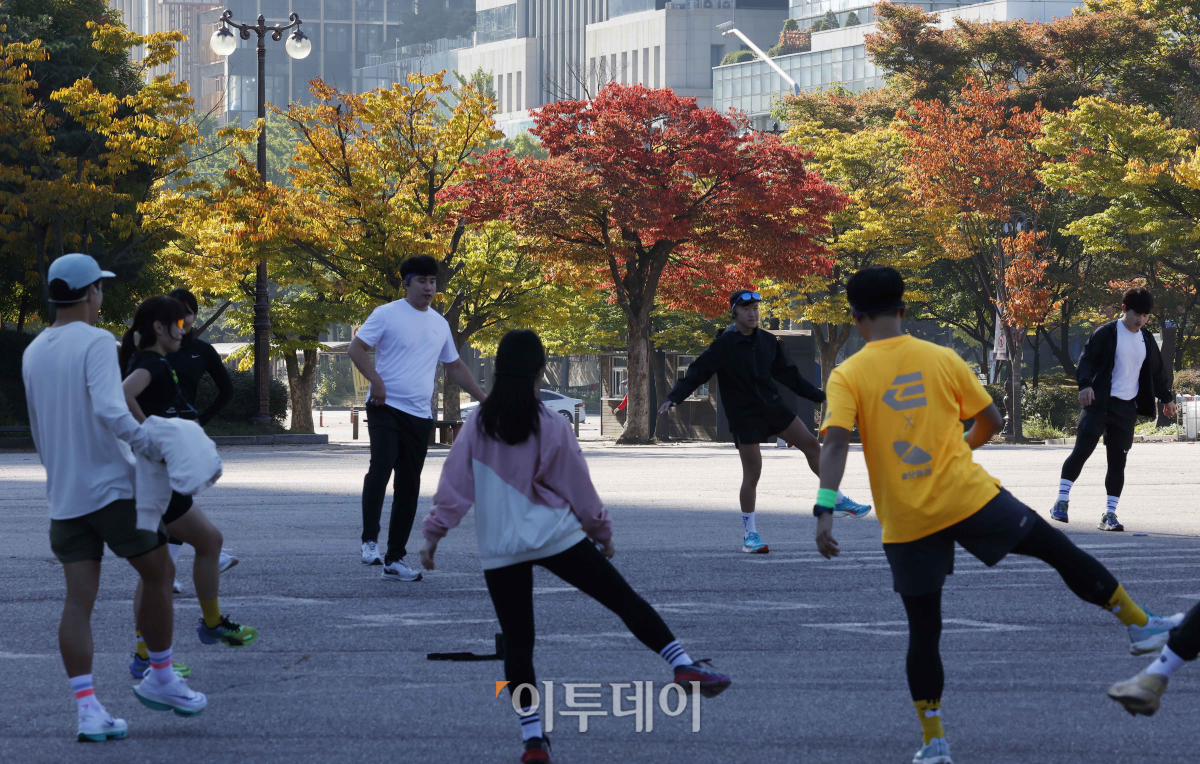 ▲전국이 맑은 날씨를 보인 22일 서울 영등포구 여의도공원이 단풍으로 물들어 가고 있다. 조현호 기자 hyunho@