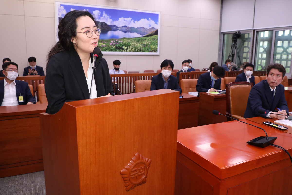 ▲굿로이어스 공익제보센터의 전수미 변호사가 3일 오후 서울 여의도 국회에서 열린 외교통일위원회 전체회의에서 의원의 질의에 답하고 있다. 2020.08.03.  bluesoda@newsis.com (뉴시스)