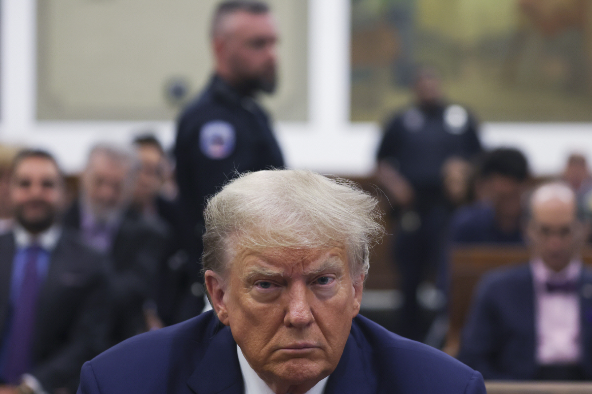 ▲도널드 트럼프 전 미국 대통령이 3일(현지시간) 뉴욕 맨해튼 연방법원에 출석하고 있다. 뉴욕(미국)/AP뉴시스