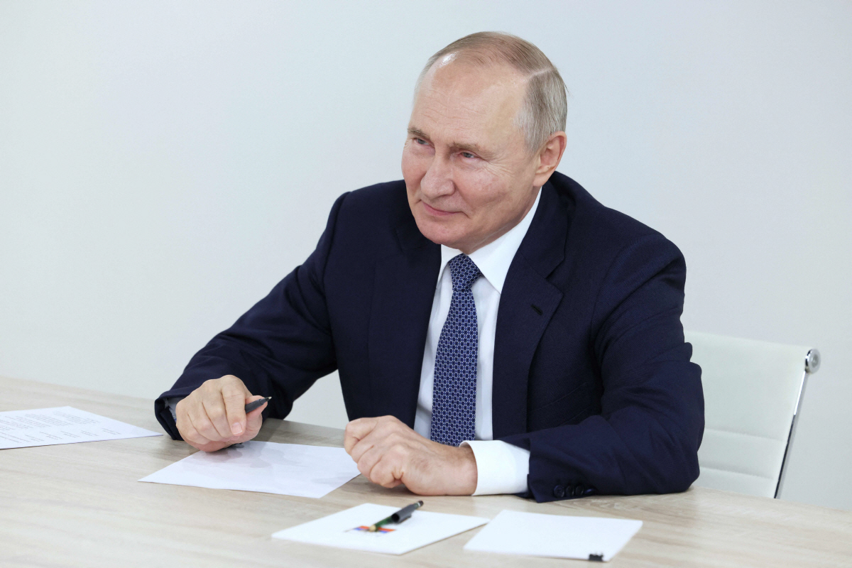 ▲블라디미르 푸틴 러시아 대통령이 4일(현지시간) 화상회의를 열고 있다. 모스크바/AFP연합뉴스