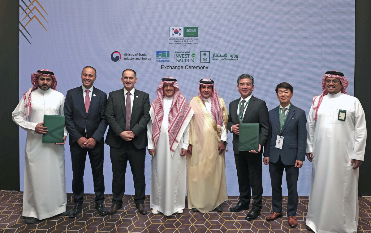 ▲왼족부터 칼리드 알자라니 사우디교통공사 최고경영자(CEO), 애브베키르 코윤쿠 에어 프로덕츠 쿼드라 CEO, 아메드 하바보 에어 프로덕츠 쿼드라 중동인도지역 담당 사장, 모하마드 아부나얀 에어 프로덕츠 쿼드라 부회장, 바드르 알바드르 사우디 투자부 차관, 장재훈 현대자동차 사장, 나승식 한국자동차연구원 원장, 왈리드 알쉐흐리 사우디 투자부 자동차과 과장. (사진제공=현대자동차)