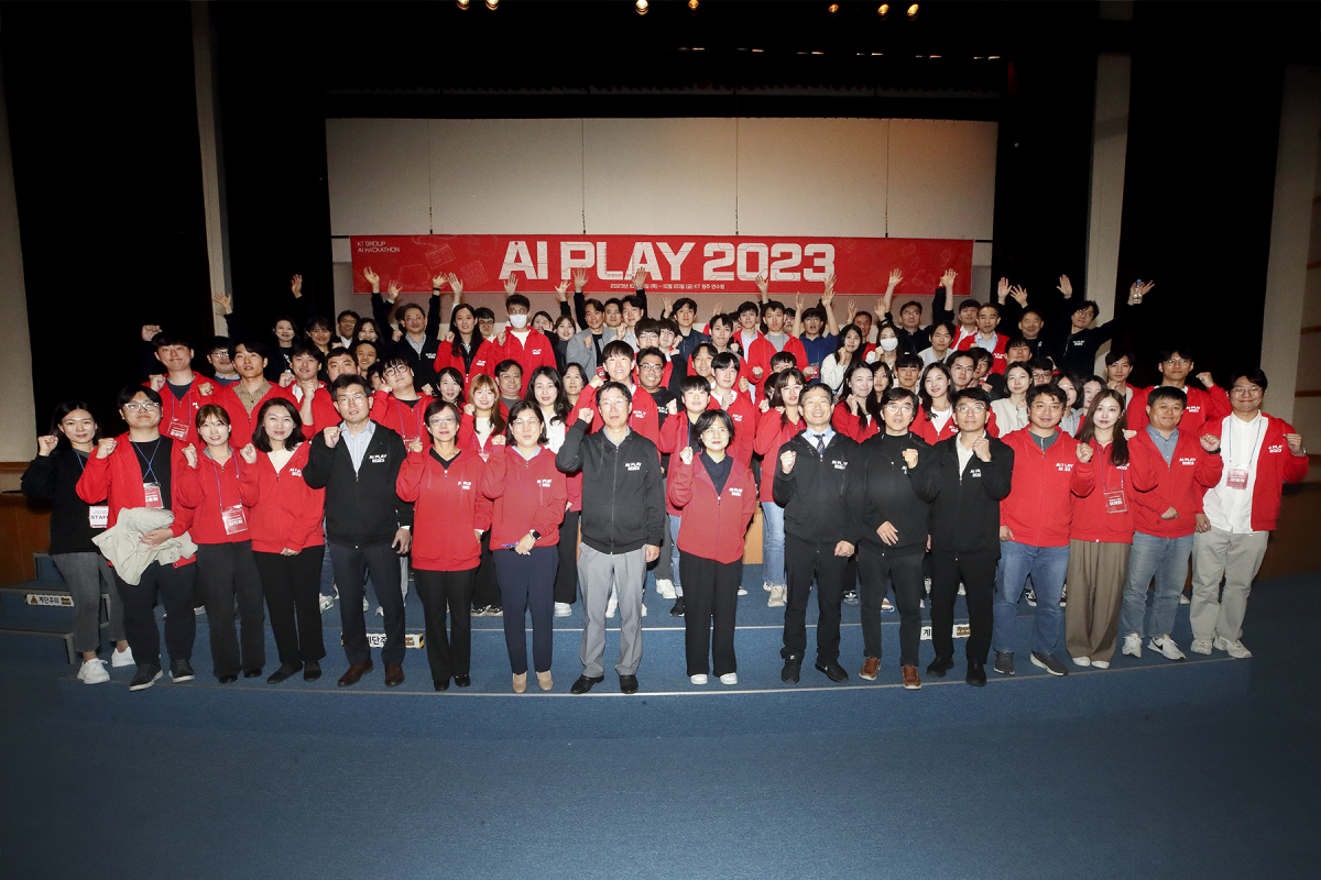 ▲KT는 그룹 직원들의 AI·디지털 기술 역량을 높이기 위한 AI 해커톤대회 ‘AI Play 2023’이 성공적으로 마무리됐다고 23일 밝혔다. 사진은 20일 시상식에서 KT 그룹 임직원들이 단체사진 촬영에 임하는 모습.  (사진제공=KT)