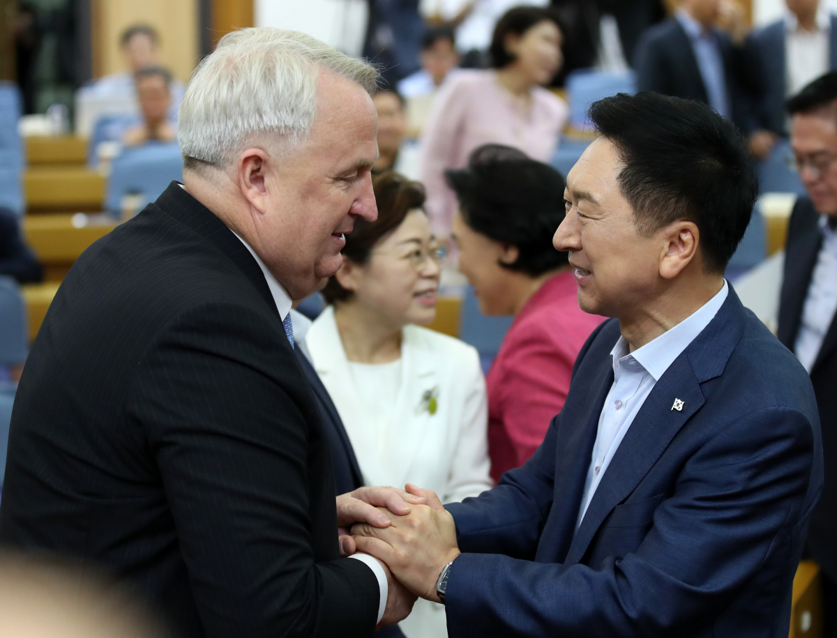 ▲김기현 국민의힘 대표와 인요한 세브란스병원 국제진료센터 소장이 23일 오전 서울 여의도 국회 의원회관에서 열린 국민공감 공부모임에 앞서 인사를 나누고 있다. (뉴시스)