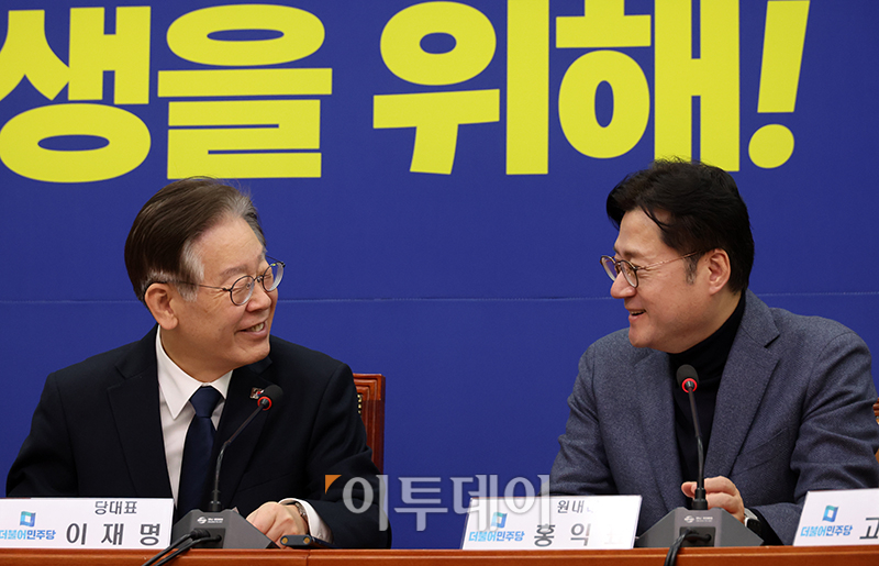 ▲이재명(왼쪽) 더불어민주당 대표와 홍익표 원내대표가 23일 서울 여의도 국회에서 열린 최고위원회의에서 대화하고 있다. 고이란 기자 photoeran@