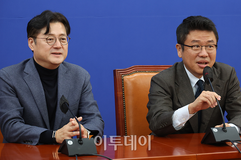 ▲홍익표(왼쪽) 더불어민주당 원내대표와 유의동 국민의힘 신임 정책위의장이 23일 서울 여의도 국회 민주당 원내대표회의실에서 발언을 하고 있다. 고이란 기자 photoeran@