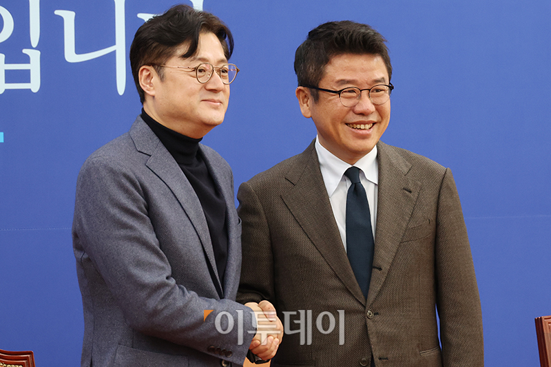 ▲홍익표(왼쪽) 더불어민주당 원내대표와 유의동 국민의힘 신임 정책위의장이 23일 서울 여의도 국회 민주당 원내대표회의실에서 악수를 하고 있다. 고이란 기자 photoeran@