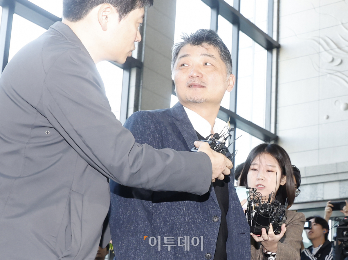 ▲김범수 카카오 미래이니셔티브센터장23일 오전 서울 영등포구 금융감독원에 SM엔터테인먼트 인수 주가 시세조종 의혹과 관련해 피의자 신분으로 조사를 받기 위해 출석하고 있다. 조현호 기자 hyunho@