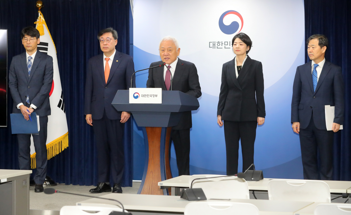 ▲김한길 국민통합위원장이 23일 오전 서울 종로구 정부서울청사에서 자살예방 상담 통합번호 '109' 관련 브리핑을 하고 있다. (뉴시스)