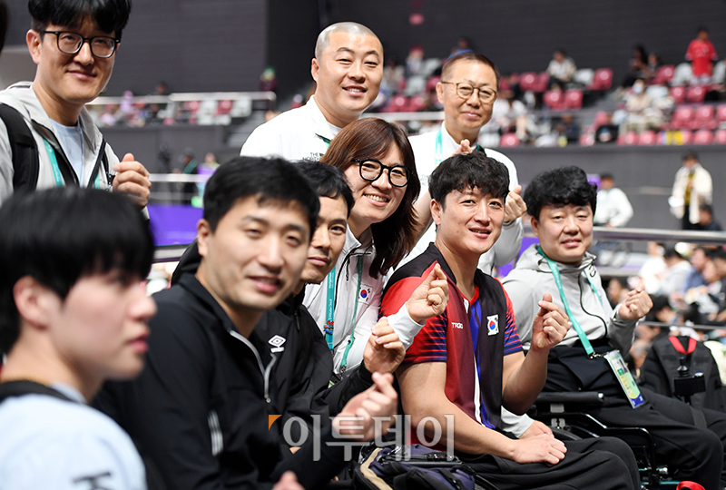 ▲장미란 문체부 제2차관이 22일 중국 항저우 궁수 캐널 스포츠파크 체육관에서 2022 항저우 장애인아시아경기대회 탁구 경기에 출전하는 대한민국 선수들을 격려하고 있다. 사진공동취재단